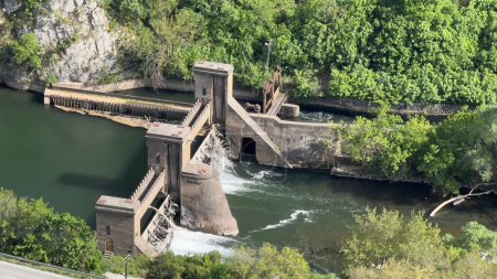 Téléchargez les photos : Vue aérienne d'une centrale hydroélectrique sur la rivière Nishava - en image libre de droit