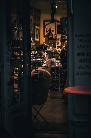 Téléchargez les photos : Plan vertical d'un café et d'un bar à vin bondés de la rive gauche à Paris, en France - en image libre de droit