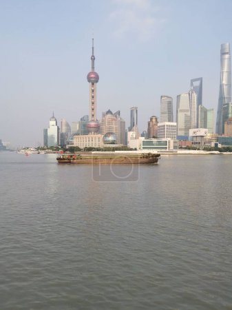 Foto de Un plano vertical de la torre internacional de perlas y rascacielos del Bund en Shanghai, China - Imagen libre de derechos