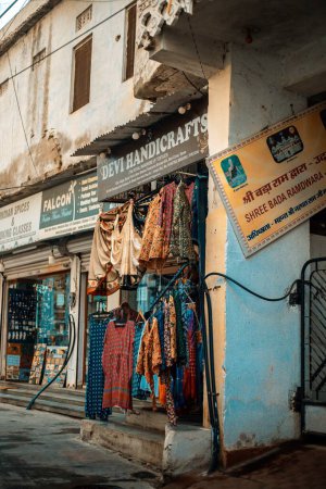 Foto de Un disparo vertical de una tienda de ropa en Nathdwara, India, durante el día - Imagen libre de derechos