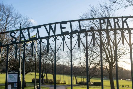 Téléchargez les photos : La porte d'entrée du parc Saltwell, un parc public à Gateshead, Royaume-Uni - en image libre de droit