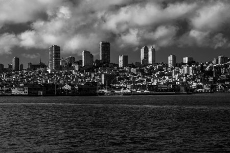Téléchargez les photos : Un plan noir et blanc des rues escarpées de San Francisco vu de la baie de San Francisco - en image libre de droit