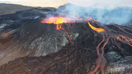 Un paysage éclaircissant jaillit du volcan Mauna Loa à Hawaï avec de la fumée et un ciel brumeux