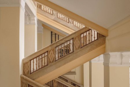 Foto de Una escalera clásica en zig-zag de madera - arquitectura interior - Imagen libre de derechos
