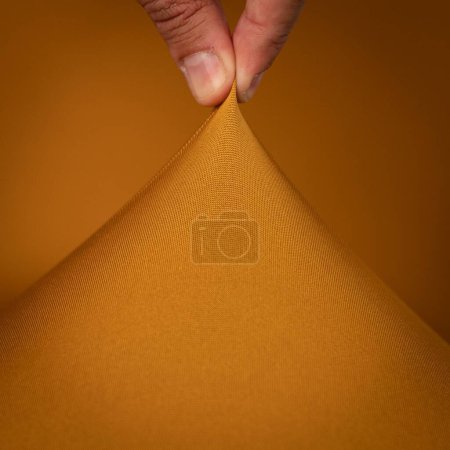 Foto de Un colorido estiramiento de textil aislado sobre el fondo amarillo - Imagen libre de derechos