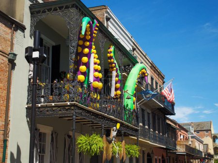Foto de Las decoraciones de Halloween en un balcón en el Barrio Francés de Nueva Orleans. Estados Unidos. - Imagen libre de derechos
