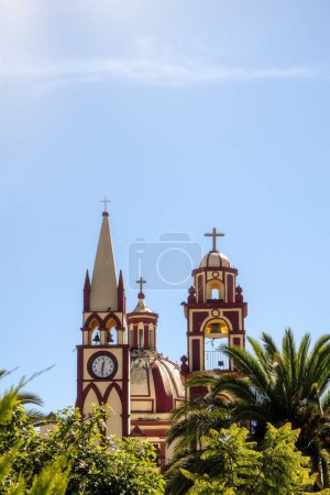 Foto de Un plano vertical de la iglesia del Doctor Mora con un cielo azul al fondo, Guanajuato, México - Imagen libre de derechos