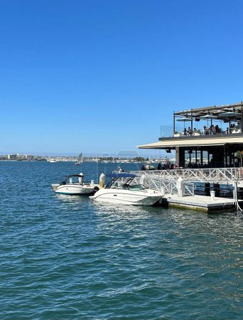 Téléchargez les photos : Vue verticale d'un port avec des bateaux amarrés par une journée ensoleillée à San Diego, Californie - en image libre de droit