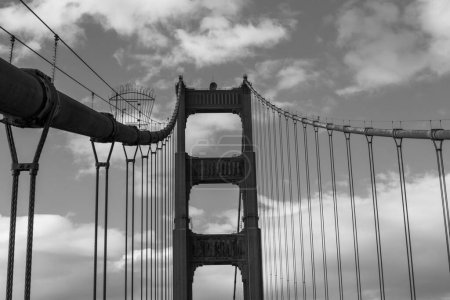 Téléchargez les photos : Un détail du Golden Gate Bridge à San Francisco en noir et blanc - en image libre de droit