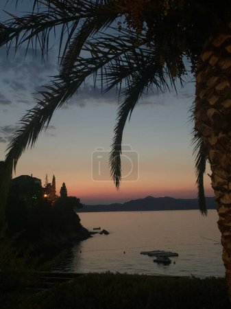 Foto de Un paisaje de una hermosa puesta de sol en la playa de Dubrovnik, al atardecer, tiro vertical - Imagen libre de derechos