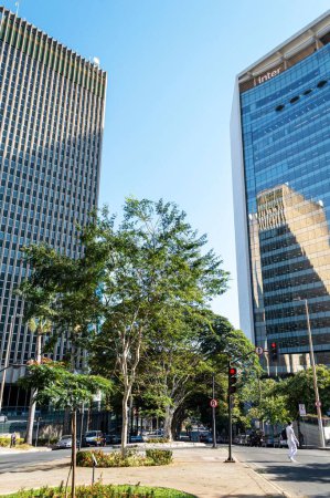 Foto de Un plano vertical de la nueva sede del Inter Bank en Belo Horizonte, Minas Gerais, Brasil - Imagen libre de derechos