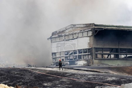Téléchargez les photos : Un pompier sur place, après l'explosion des réservoirs de pétrole du superpétrolier à Matanzas Cuba - en image libre de droit
