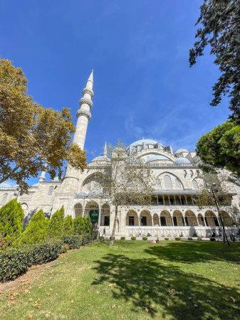 Téléchargez les photos : Une vue en angle bas des bâtiments anciens à Istanbul, Turquie - en image libre de droit