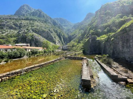 Foto de Se trata de una antigua central hidroeléctrica ubicada en Kotor, Montenegro. - Imagen libre de derechos
