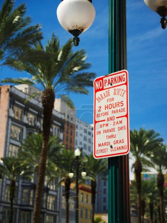 Foto de Un disparo vertical de un cartel de no estacionar en un poste en Canal Street en Nueva Orleans. French Quarter, Estados Unidos. - Imagen libre de derechos