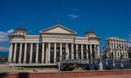 Téléchargez les photos : Musée archéologique de Macédoine et pont des civilisations au centre-ville de Skopje - en image libre de droit
