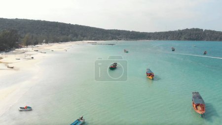 Téléchargez les photos : Une vue aérienne d'une île bleue calme avec des bateaux par une journée ensoleillée - en image libre de droit