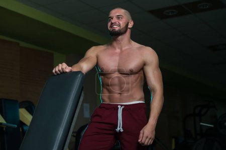 Foto de Un caucásico de buen aspecto atractivo Masculino ejercicio de entrenamiento con pesas en el gimnasio - Imagen libre de derechos