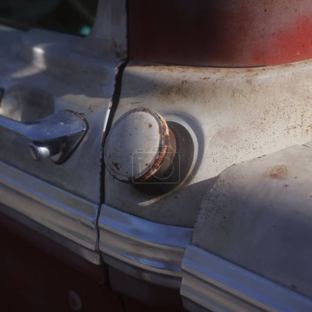 Foto de Un primer plano de un tanque de gasolina en un viejo coche antiguo oxidado - Imagen libre de derechos