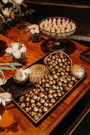 Téléchargez les photos : Savoureux chocolat Biscuits aux cerises et bouquets sur une table en bois lors d'une fête de bordure, plan vertical - en image libre de droit