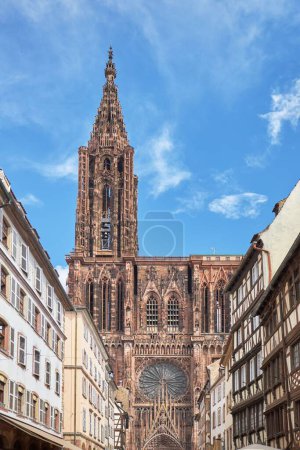 Téléchargez les photos : Vue verticale à angle bas de l'extérieur historique de la cathédrale de Strasbourg contre un ciel bleu en France - en image libre de droit