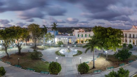 Foto de Una toma aérea del Parque La Libertad de Noche por la noche, Matanzas, Cuba - Imagen libre de derechos