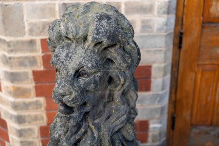 Téléchargez les photos : Statue ornementale traditionnelle représentant un lion assis, dans un parc public au Royaume-Uni. - en image libre de droit