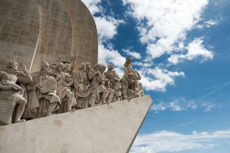 Téléchargez les photos : Un gros plan de la sculpture en pierre Padrao dos Descobrimentos contre un ciel nuageux - en image libre de droit