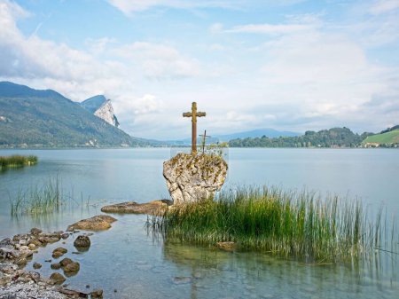 Foto de Paisaje pacífico con cruces sobre una roca en Mondsee, Austria - Imagen libre de derechos