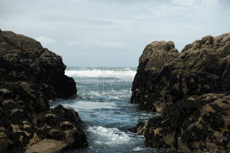 Téléchargez les photos : Une vue paysage des formations rocheuses dans la mer avec de grandes vagues - en image libre de droit