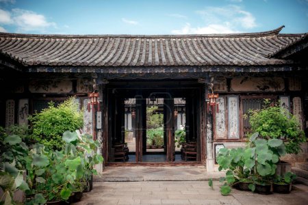 Foto de Una fachada de una antigua casa tradicional china en el jardín de la familia Zhu en Jianshui, China. - Imagen libre de derechos