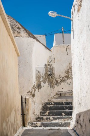 Téléchargez les photos : Plan vertical d'une rue étroite avec un escalier dans le village d'Emporio. Santorin, Grèce. - en image libre de droit