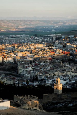 Téléchargez les photos : Un plan vertical de drone de bâtiments à Fès, Maroc - en image libre de droit