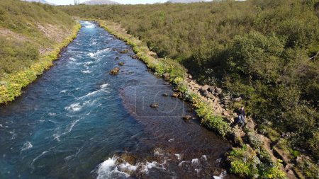 Téléchargez les photos : Un drone d'un randonneur marchant sur un sentier rocheux près de la rivière Bruara par une journée ensoleillée, Islande - en image libre de droit