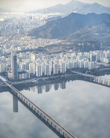 Téléchargez les photos : Vue aérienne de Séoul avec son reflet dans le fleuve Hangang, Corée du Sud - en image libre de droit