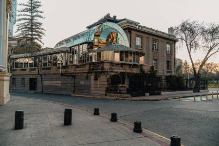 Foto de Un hermoso edificio histórico del Palacio Droguett en una puesta de sol dorada en Santiago, Chile - Imagen libre de derechos