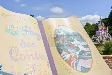 Foto de Un primer plano del gran libro dentro de Disneyland en verano en París, Francia - Imagen libre de derechos