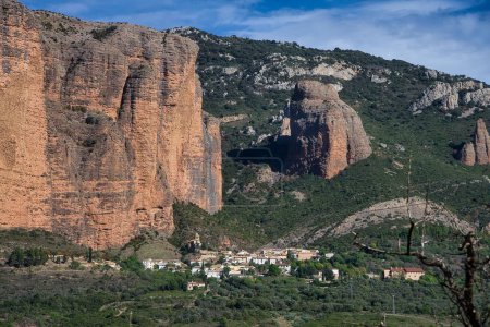 Téléchargez les photos : Le beau paysage des célèbres formations rocheuses de Mallos de Riglos en Espagne - en image libre de droit