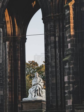 Foto de El Monumento Scott es un monumento gótico victoriano al autor escocés Sir Walter Scott
. - Imagen libre de derechos