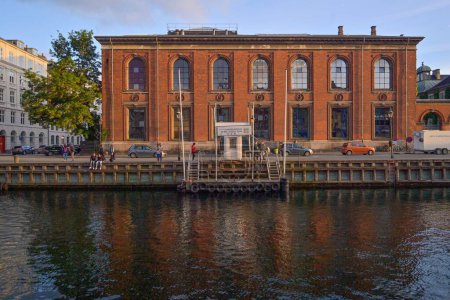 Foto de Una vista panorámica de un edificio con un hermoso exterior situado en Copenhague, Dinamarca - Imagen libre de derechos
