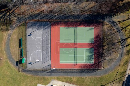 Foto de Una vista superior de los campos deportivos para el tenis y el baloncesto en un día soleado - Imagen libre de derechos