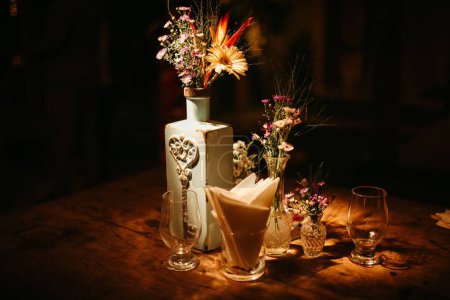 Téléchargez les photos : Une table en bois avec un vase rempli de fleurs - en image libre de droit