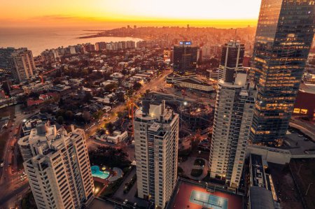 Téléchargez les photos : Une belle vue aérienne de Montevideo, Uruguay avec de grands gratte-ciel sous un ciel doré au coucher du soleil - en image libre de droit