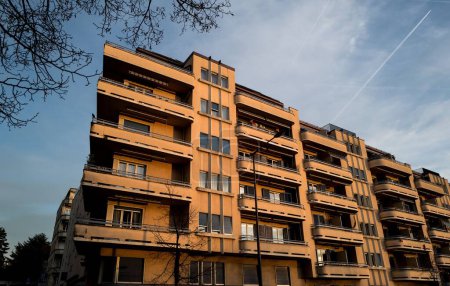 Foto de Un moderno edificio amarillo de 5 pisos en el centro de Lausana Suiza - Imagen libre de derechos