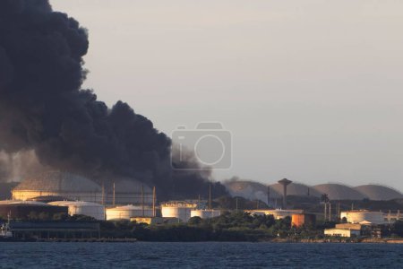 Foto de Un enorme fuego de tanques de combustible en el puerto de Matanzas, Cuba - Imagen libre de derechos