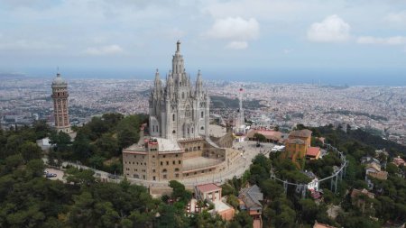 Foto de Una vista aérea del Templo del Sagrado Corazón de Jesús en Barcelona, España - Imagen libre de derechos