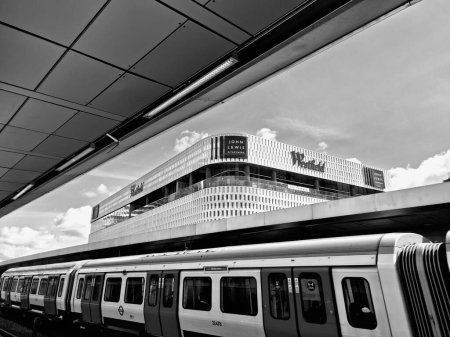 Foto de Un plano a escala de grises de un metro en Londres - Imagen libre de derechos