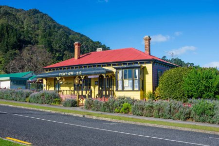 Foto de Una colorida casa de campo en la carretera principal convertida en un restaurante y alojamiento B & B en Nueva Zelanda, Te Aroha - Imagen libre de derechos