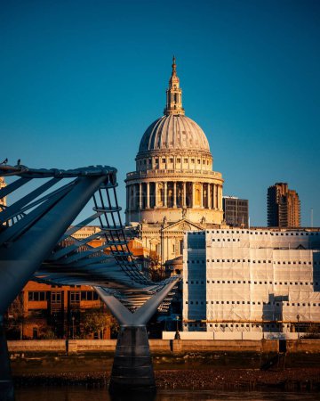 Téléchargez les photos : Vue verticale de la cathédrale Saint-Paul avec un ciel bleu en arrière-plan, à Londres, en Angleterre - en image libre de droit
