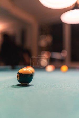 Foto de Un tiro selectivo vertical de una bola de billar en la mesa de billar - Imagen libre de derechos